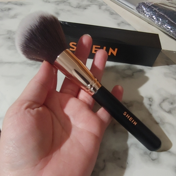 Big Makeup Brush - Picture 3 of 5